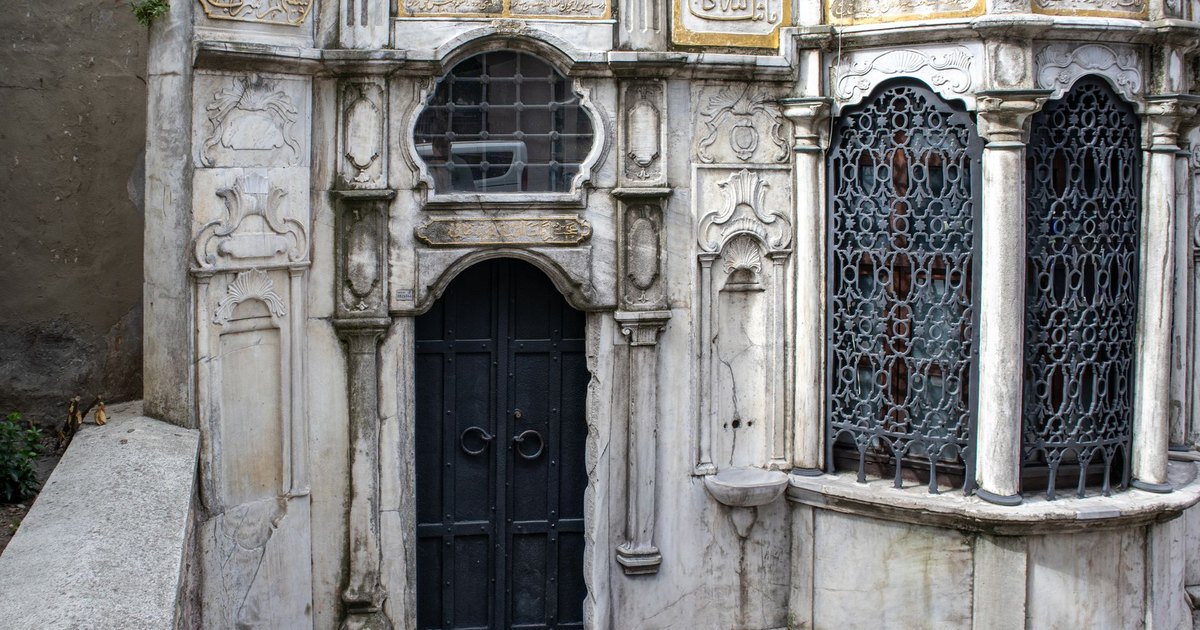 Intricately carved marble doorway in İstanbul showcasing Ottoman architectural details.